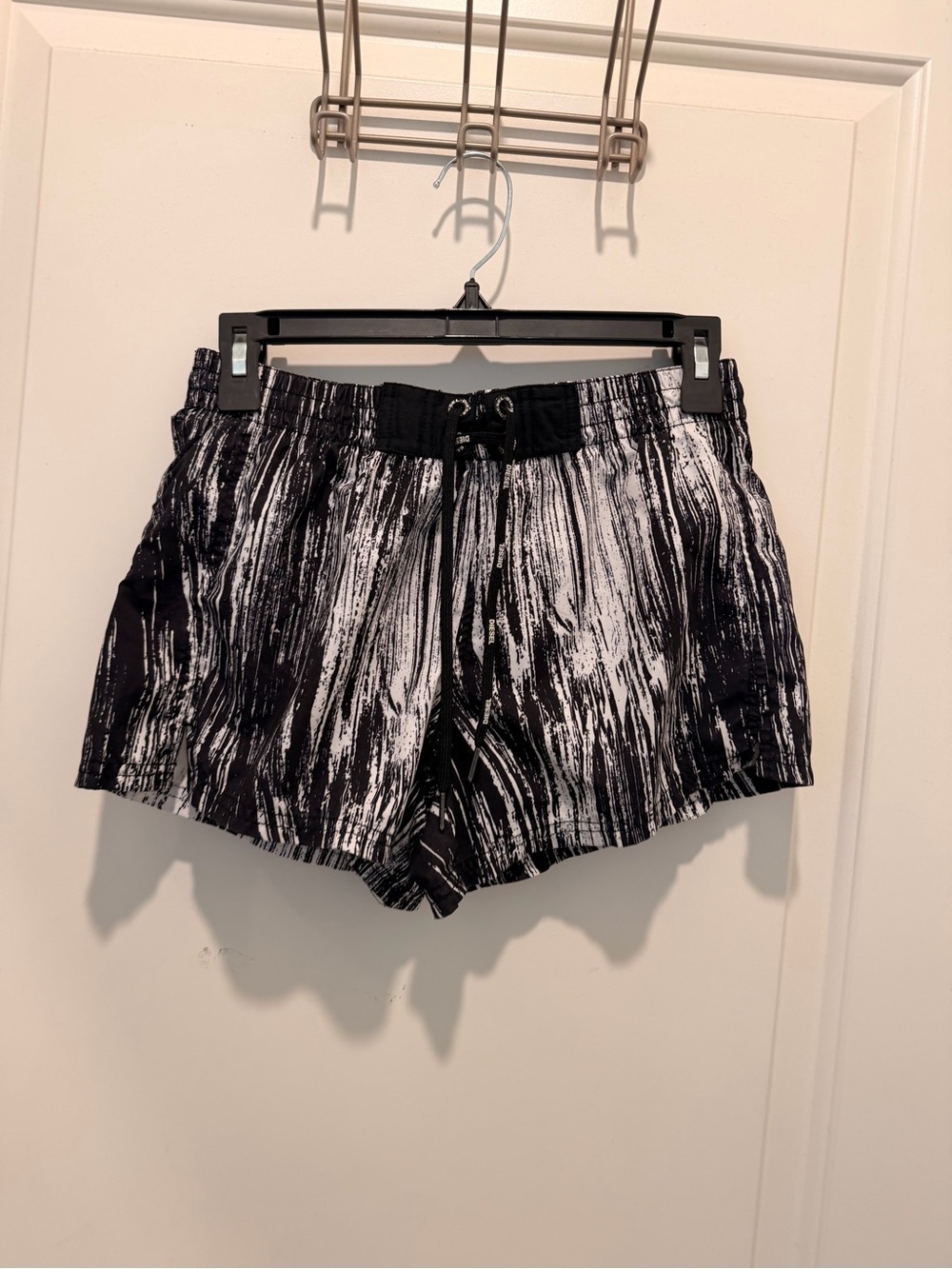 Diesel Swim Shorts Size 34
Black White Paint Splatter
